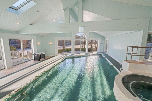 Building Photo - 19 Mallard Dr