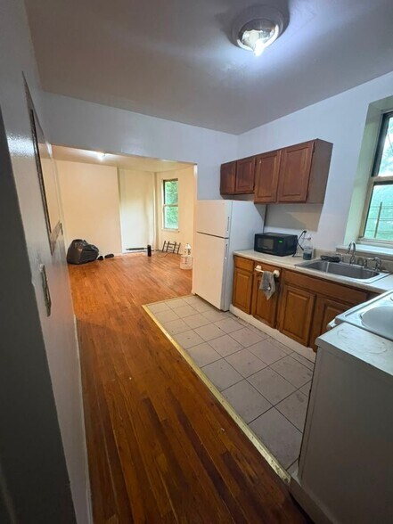 Building Photo - 10 Mooney Pl
