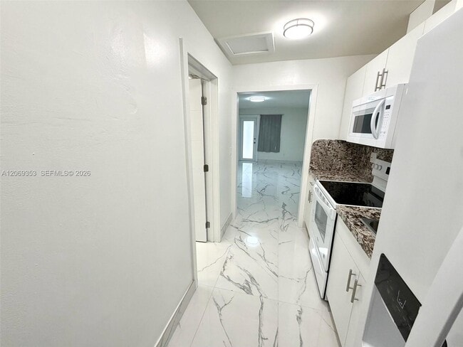 Building Photo - 931 SW 82nd Ave