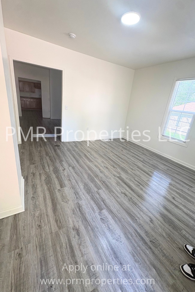 Building Photo - 3 Bedrooms / 1 Bathroom House