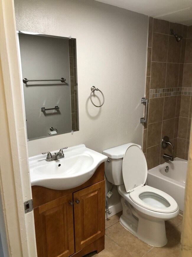 Building Photo - Remodeled 2 Bed 1 Bath Unit Near Children’s Hospital!