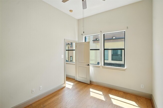 Building Photo - 2318 Camden Dr