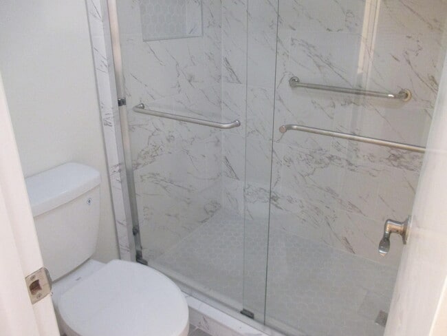 Building Photo - 106 Lake Dora Dr