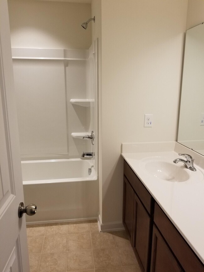 Building Photo - 49 E Grove Point Dr