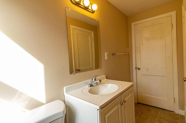 Building Photo - 732 Old Riverside Rd