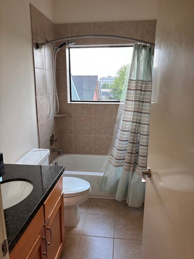 Building Photo - 1510 W 26th St