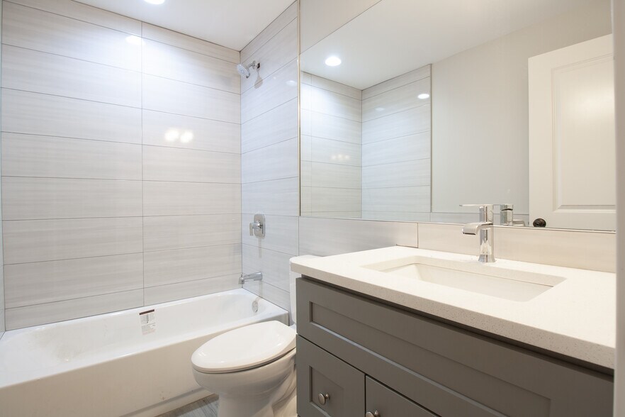 Building Photo - 1458 W Chestnut St