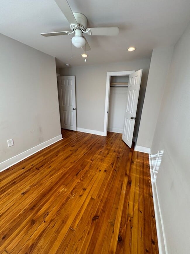 Building Photo - Beauty in Marconi Park West 3 Beds finishe...