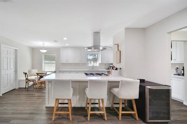 Building Photo - 4402 Fallbrook Dr