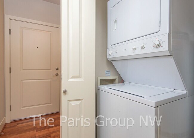 Building Photo - Gorgeous Green Lake Condo * 1 Block to Park Entrance, Onsite Retail, Garage Pkg, EZ Commute!