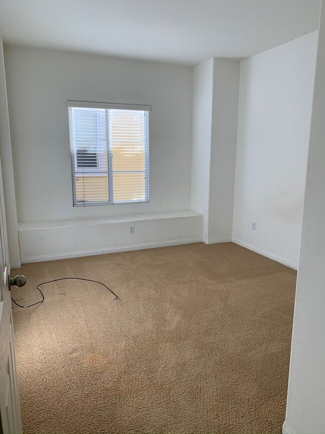 Building Photo - 4 bed, 3 bath townhome in desirable Paseo Del Sol Community!