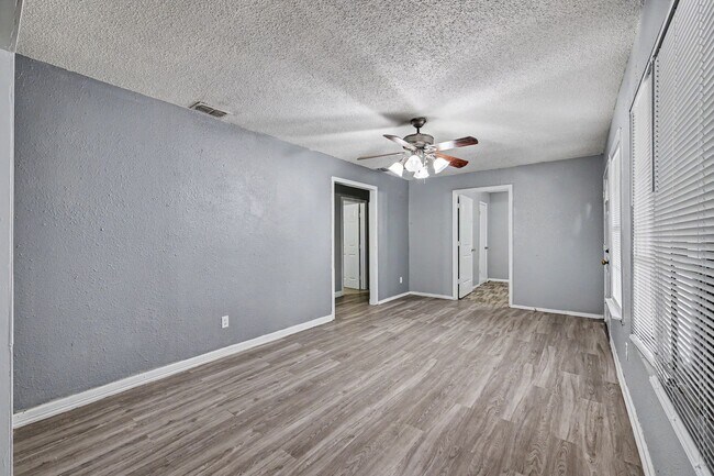 Building Photo - SPACIOUS! LOCATION!
