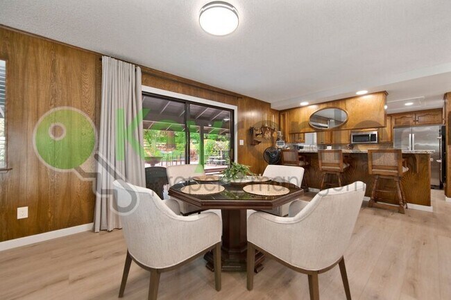 Building Photo - 9635 Oak Leaf Way