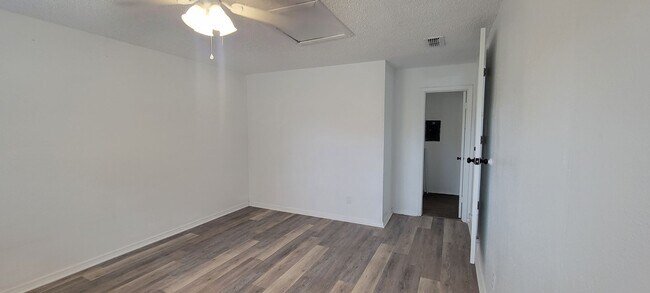 Building Photo - GREAT LARGE HOME