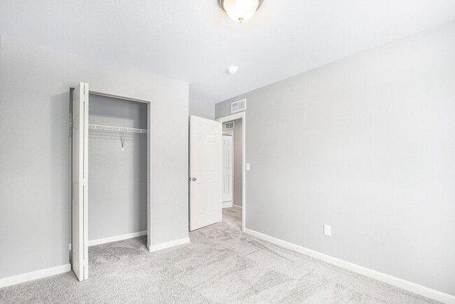 Building Photo - 475 Oak View Dr