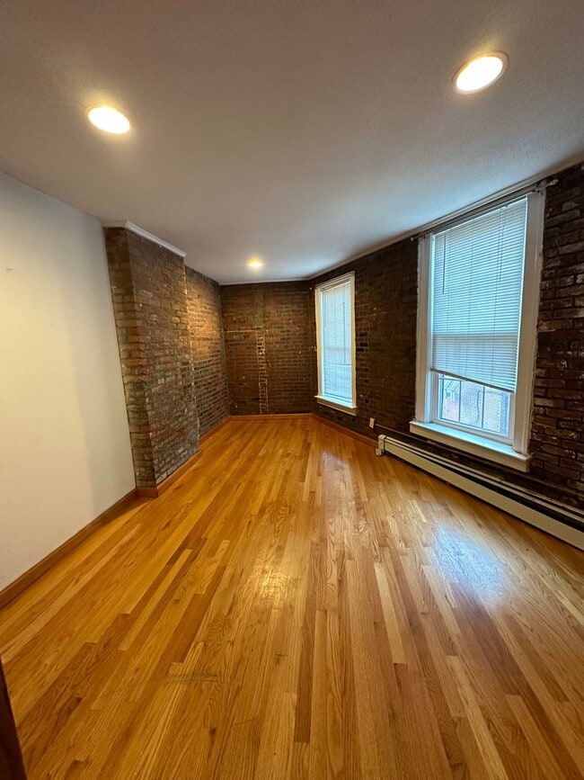 Building Photo - Stunning 2-bedroom, 1-bathroom apartment i...
