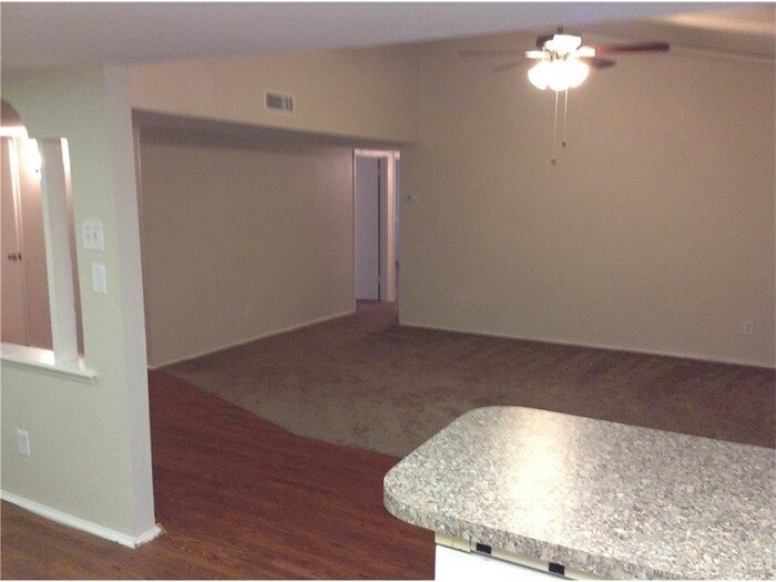 Building Photo - 305 Colonel Dr