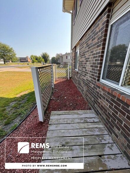 Building Photo - 564 E Slifer St