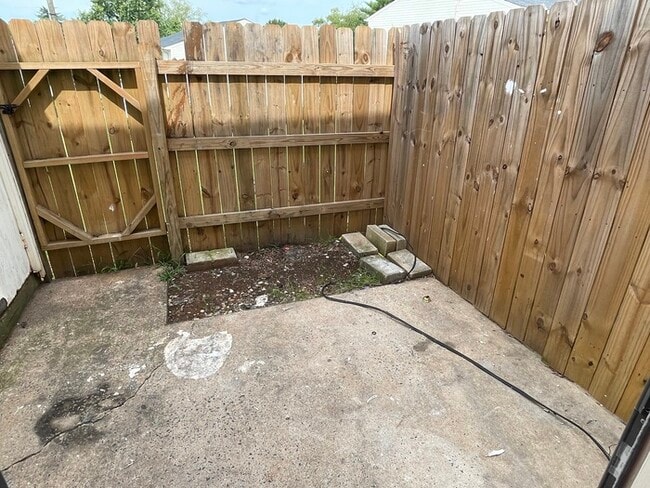 Building Photo - Charming 2-Bedroom Townhome in Prime Charl...
