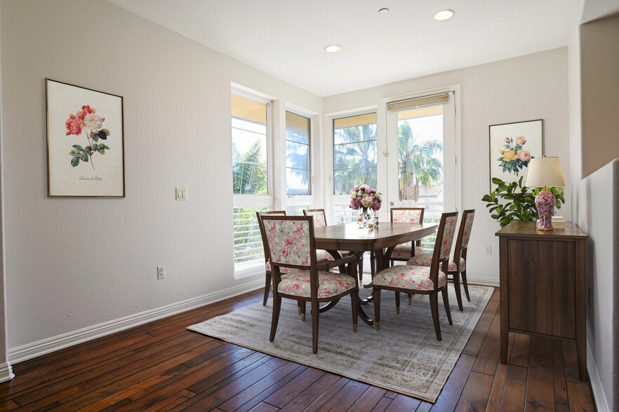 Building Photo - 5831 Seawalk Dr