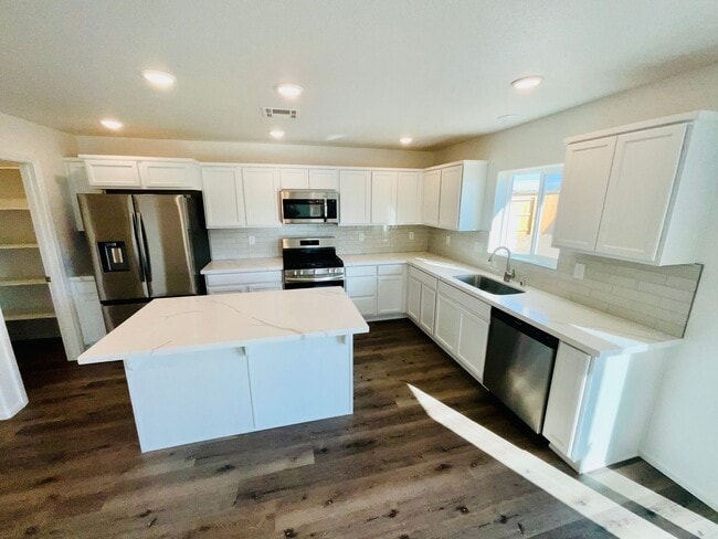 Building Photo - Charming Newer 3 bedroom House
