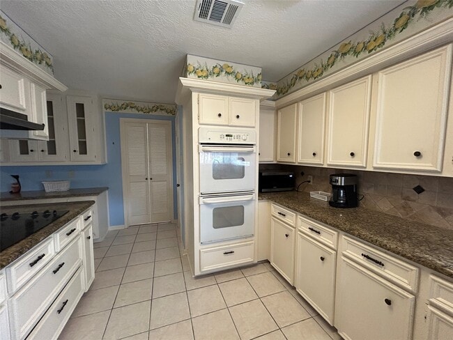 Building Photo - 17718 Surreywest Ln