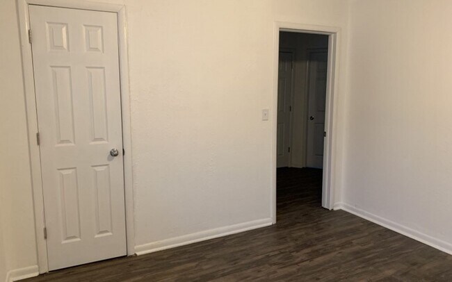 Building Photo - 601 S. Oak Grove