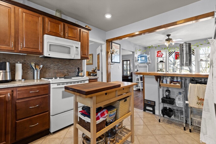 Building Photo - 844 Linden Hall Rd