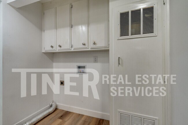 Building Photo - 324 Bridge Pl