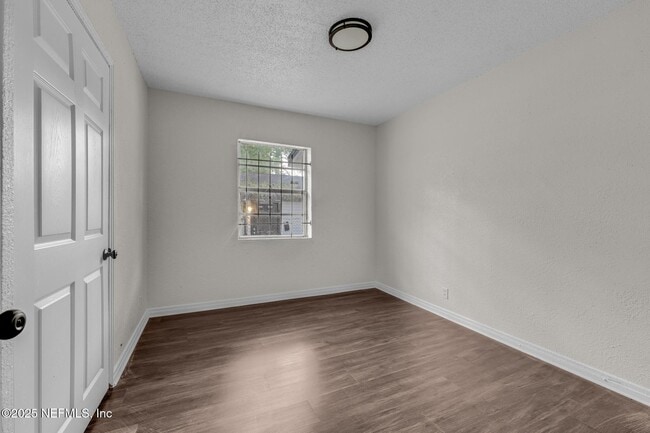 Building Photo - 2013 W 6th St