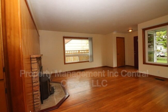 Primary Photo - 1670 Yew St SE