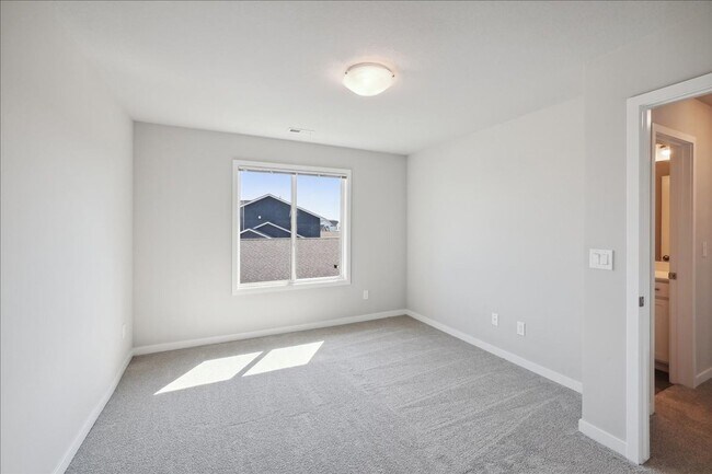 Building Photo - Beautiful! 3 bedroom 3 bathroom Single-Family Home in Urbandale, IA