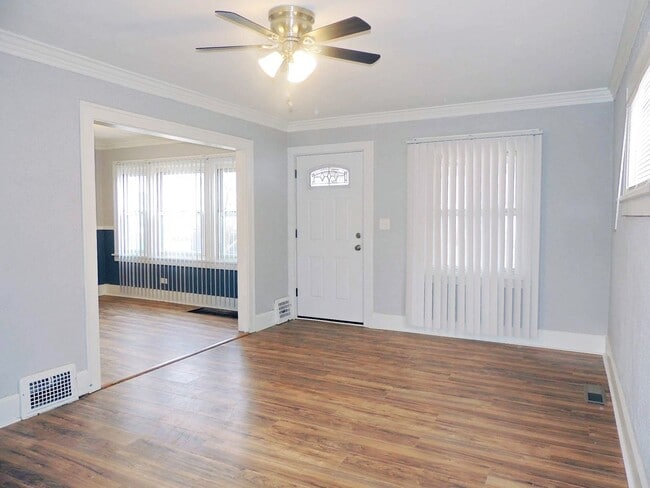 Building Photo - 3 Bed - 2 Full Bath Colonial for Rent!