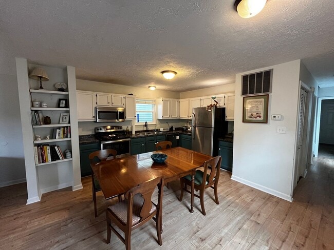 Building Photo - FURNISHED 2-BED w/OFFICE IN SHELBY PARK
