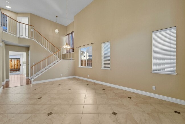 Building Photo - Updated Family Spacious Home w/ Fenced in ...
