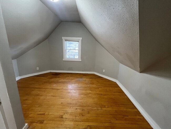 Building Photo - Updated 3bed 2bath