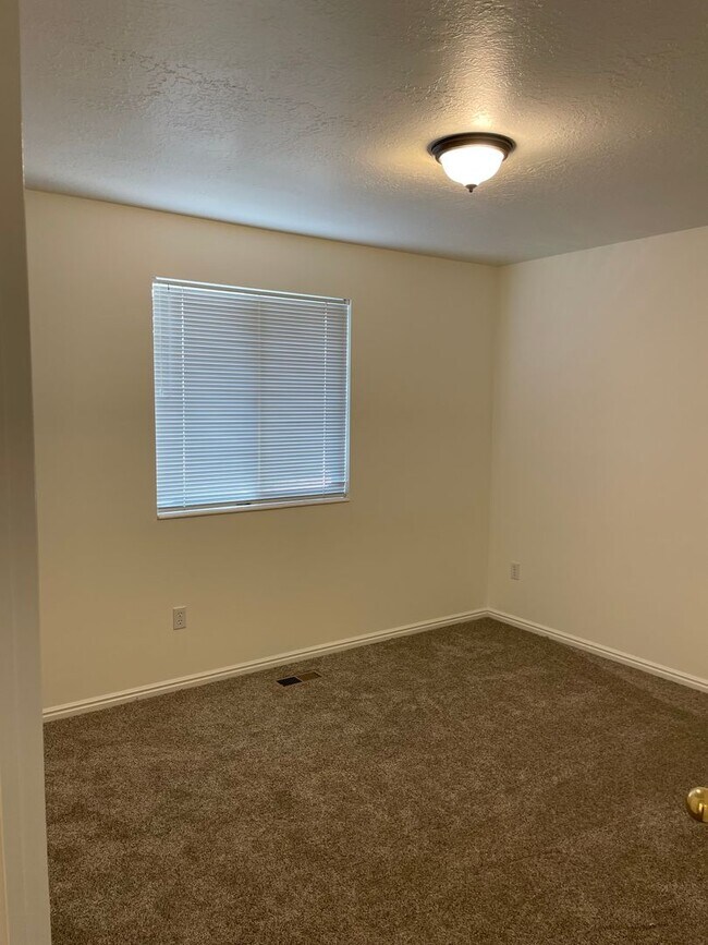 Building Photo - Desirable Kaysville Area/ 5 Bedroom Home