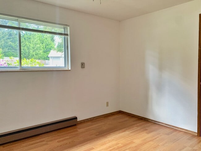 Building Photo - Spacious and bright