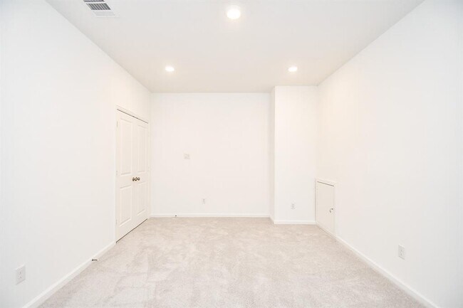 Building Photo - 5624 Frst Cv Dr