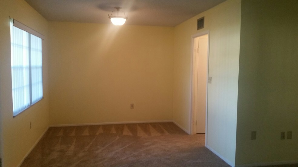 Dining room - 1051 79th Ave N