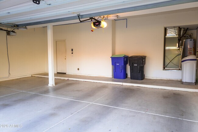 Building Photo - 844 W Azalea Dr