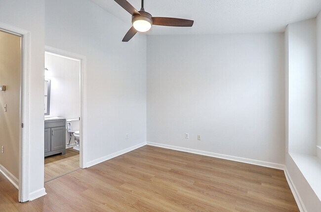 Building Photo - 8047 Shadow Oak Dr