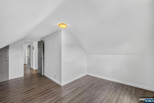 Building Photo - 165 Oak Grove Ave