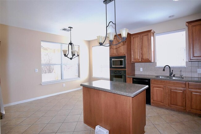 Building Photo - 2002 Singing Hls