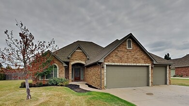 Building Photo - 4 Bedroom 2.5 Bath Home With Bonus Room an...