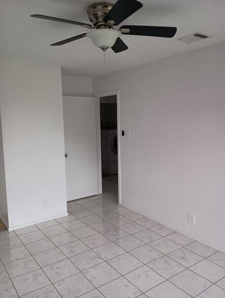 Building Photo - 9627 Dugas Dr