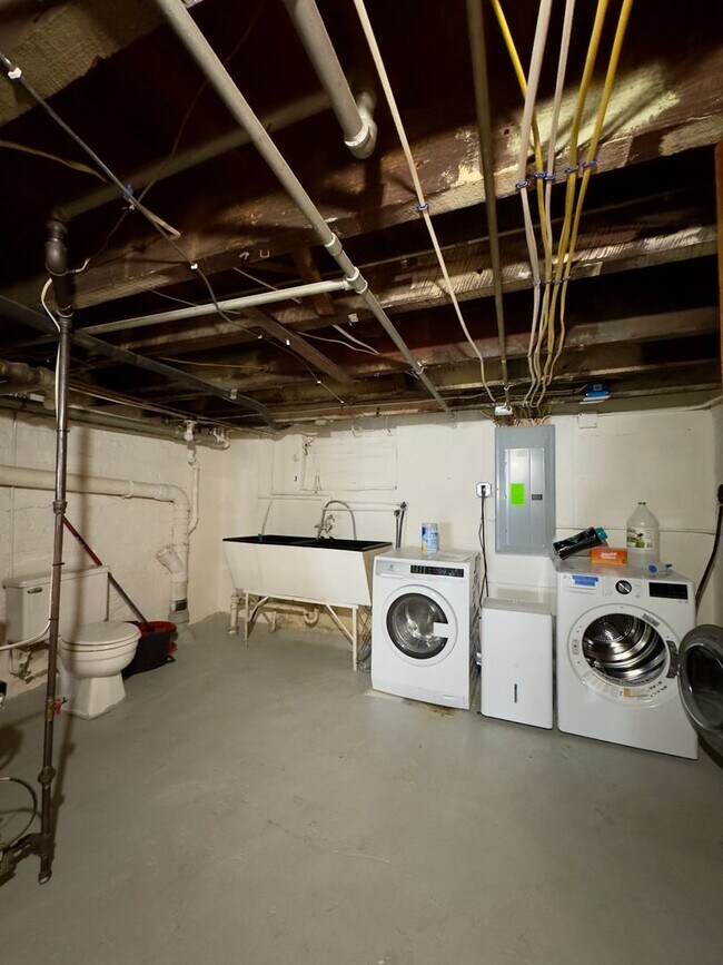 Building Photo - Charming 2Bed/1Bath Townhome in Highlandtown, Baltimore, MD!
