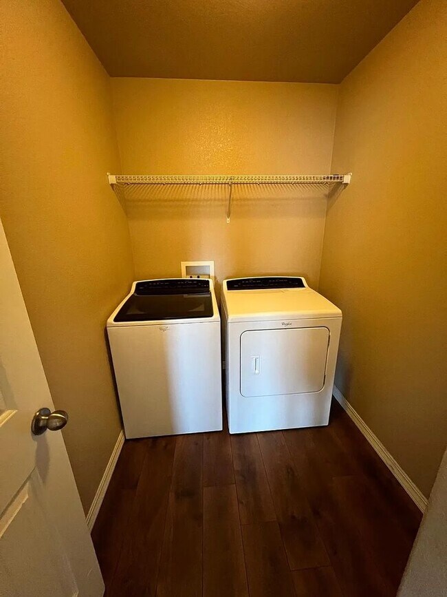 Building Photo - *COMING SOON* 3 Bedroom near Carson and Pe...