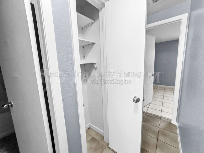 Building Photo - 6617 Warwick Cir