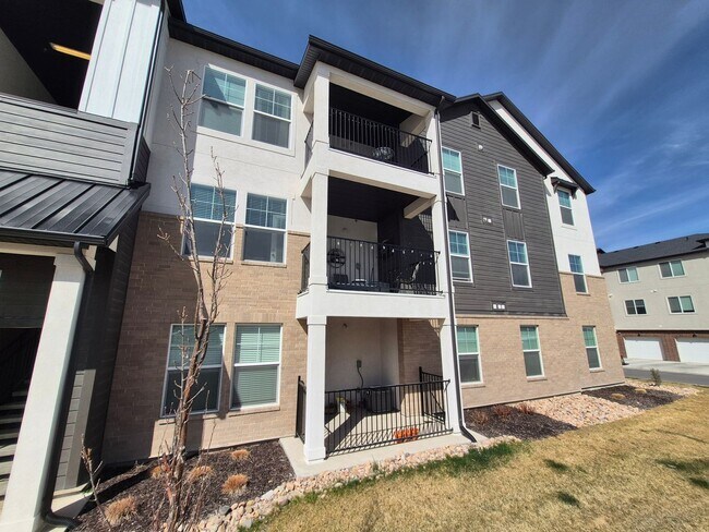 Building Photo - Charming 3 Bed Riverton Condo Minutes from Mountain View Village!!!